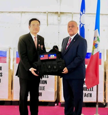 Le drapeau taïwanais affiché sur des gilets pare-balles offerts à la Police et à l’Armée d’Haïti