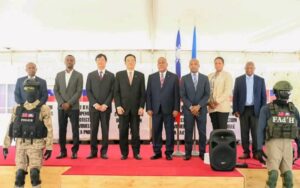 Le drapeau taïwanais affiché sur des gilets pare-balles offerts à la Police et à l’Armée d’Haïti