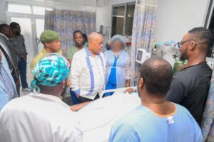 Le Premier ministre Garry Conille rend visite aux policiers blessés en service à Port-au-Prince