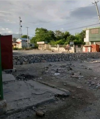 « 400 Mawozo » en train de construire un double mur sur la nationale #8