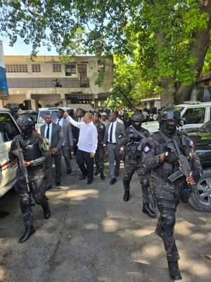Visite du PM Garry Conille aux collègues du policier Wisly Villefranche