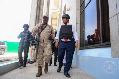 Le Premier ministre Garry Conille visite la Banque de la République d’Haïti