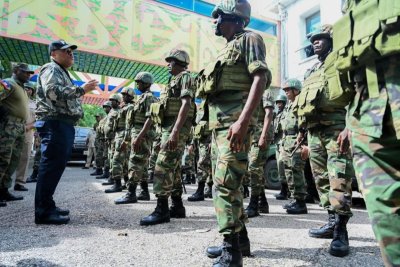 Le Premier ministre Garry Conille en visite auprès des forces de sécurité pour évaluer la situation sécuritaire