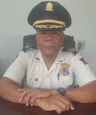 Arcahaie : Le policier Frantz DESILIEN installé comme nouveau commissaire