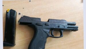 Intervention policière : Un présumé bandit mortellement blessé et une arme à feu saisie par la Police du Sud