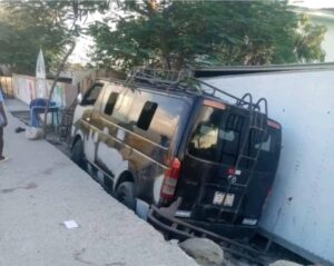 Montrouis : Un minibus criblé de balles