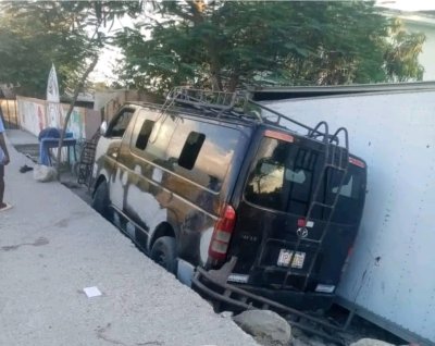 Montrouis : Un minibus criblé de balles