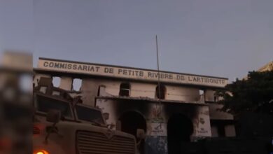 La PNH reprend le contrôle des restes du Commissariat de Petite Rivière de l'Artibonite