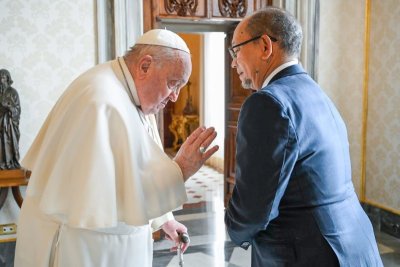 En tournée en Europe, Leslie Voltaire rencontre le Pape François au Vatican