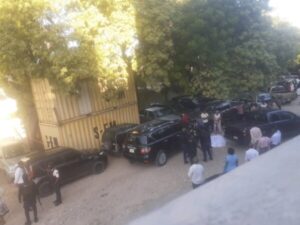 Attaque meurtrière à l’église Notre-Dame du Perpétuel Secours à Delmas 75 : une personne tuée

Dans la matinée du dimanche 5 janvier 2025, une attaque tragique a secoué la cour de l’église Notre-Dame du Perpétuel Secours, située à Delmas 75. Des individus armés, vêtus de costumes noirs, ont abattu une personne dont l’identité n’a pas encore été communiquée par les autorités.

Selon des témoignages recueillis auprès de fidèles présents, la victime travaillait au service d’accueil de l’église. Cette attaque brutale a plongé les paroissiens dans une panique totale. En pleine messe dominicale, les fidèles ont rapidement verrouillé les portes du temple, cherchant à se protéger de ces assaillants.

Les forces de l’ordre, alertées peu après l’incident, se sont dépêchées sur les lieux. Des agents de la Police nationale d’Haïti (PNH) ont sécurisé la zone et attendu l’arrivée d’un juge de paix pour procéder aux formalités légales entourant le constat du décès.

Cette attaque illustre une fois de plus la détérioration alarmante de la sécurité en Haïti. Malgré les efforts conjoints de la PNH et des forces internationales de la Mission multinationale de soutien à la sécurité (MMSS), la violence perpétrée par les gangs armés continue de semer la terreur dans le pays.

Cette nouvelle tragédie met en lumière l’urgence d’actions concrètes pour restaurer un climat de sécurité et protéger les citoyens, même dans des lieux supposés être des sanctuaires de paix.

