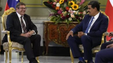 Le désormais ex-ambassadeur du Chili au Venezuela, Jaime Gazmuri, à gauche, rencontre le président Nicolás Maduro au palais présidentiel de Miraflores à Caracas, au Venezuela, le mercredi 16 août 2023. (Image d'illustration) © Ariana Cubillos / AP