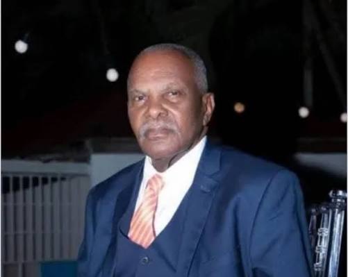 Sur un lit d’hôpital, Andris Riché parle debout